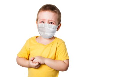 Korona virüsü enfeksiyonunu önlemek için koruyucu maske takan endişeli bir çocuk ya da beyaz bir arka planda kirliliği önlemek için.