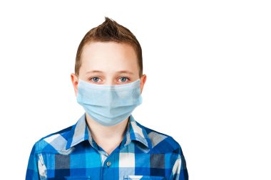 Koruyucu yüz maskesi takan mutsuz, üzgün genç bir çocuk beyaz arka plandaki virüs enfeksiyonunu veya kirliliği önler..
