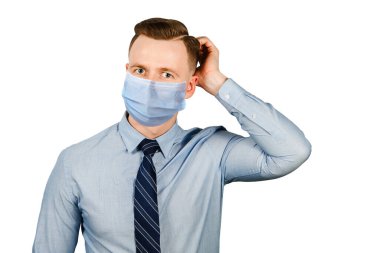 İş adamı düşünüyor, mavi gömlekli ve kravatlı adam koruyucu maske takıyor virüs enfeksiyonunu önlüyor, beyaz izole edilmiş arka planda.