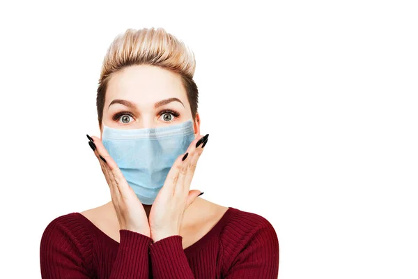 Młoda Kobieta Zdumiona Noszenia Ochronnej Maski Twarzy Zapobiec Infekcji Wirusowej — Zdjęcie stockowe