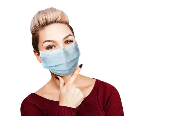 Młoda Kobieta Myśli Nosząc Ochronną Maskę Twarzy Zapobiec Infekcji Wirusowej — Zdjęcie stockowe