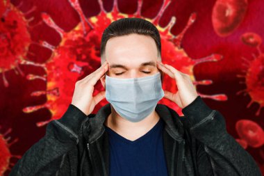 Hasta adam şaşırmış tıbbi bir maskeyle kameraya bakıyor. Grip salgını sırasında virüs koruması.