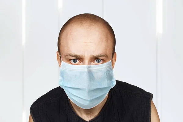 Kranker Junger Mann Mit Überraschtem Blick Medizinischer Maske Virenschutz Während — Stockfoto