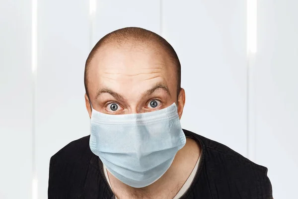 Kranker Junger Mann Mit Überraschtem Blick Medizinischer Maske Virenschutz Während — Stockfoto