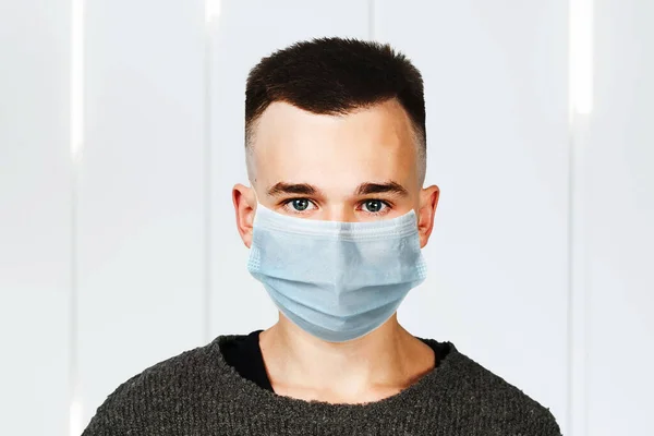 Kranker Typ Der Mit Überraschter Medizinischer Maske Die Kamera Blickt — Stockfoto