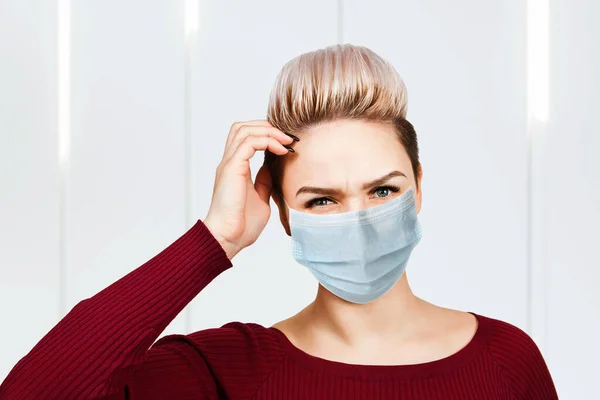 Koruyucu Yüz Maskesi Takan Genç Kadın Virüs Enfeksiyonunu Kirliliği Önlüyor — Stok fotoğraf