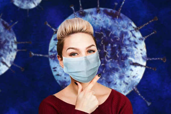 Młoda Kobieta Myśli Nosząc Ochronną Maskę Twarzy Zapobiec Infekcji Wirusowej — Zdjęcie stockowe
