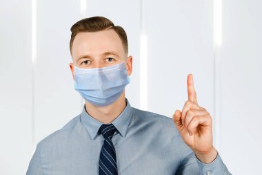 Koruyucu yüz maskesi takan adam virüs enfeksiyonunu önlüyor..