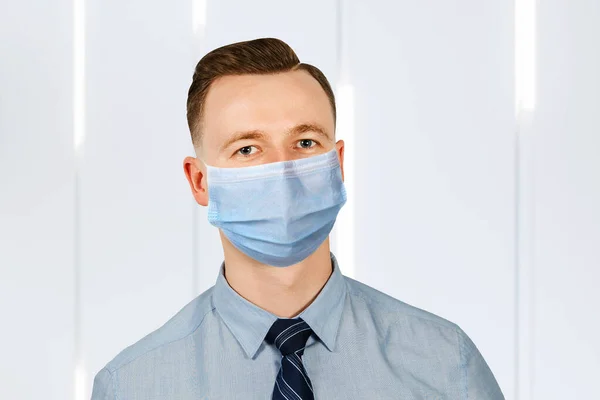 Mann Blauem Hemd Und Krawatte Mit Schutzmaske Verhindert Virusinfektion Umweltverschmutzung — Stockfoto