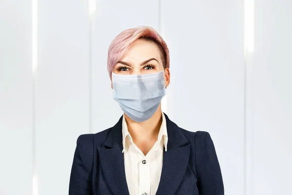 Adamı Kız Koruyucu Yüz Maskesi Takmanın Virüs Enfeksiyonunu Kirliliği Önleyeceğini — Stok fotoğraf