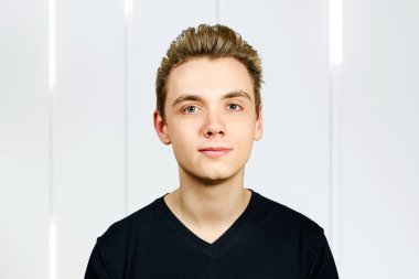 Pompadour saç stili olan genç adamın portresi..