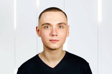 Sezar tıraşlı genç adamın portresi..