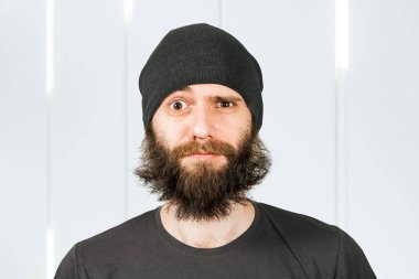 Sakallı düşünce, şapkalı korkmuş adam üzgün kaşlı..