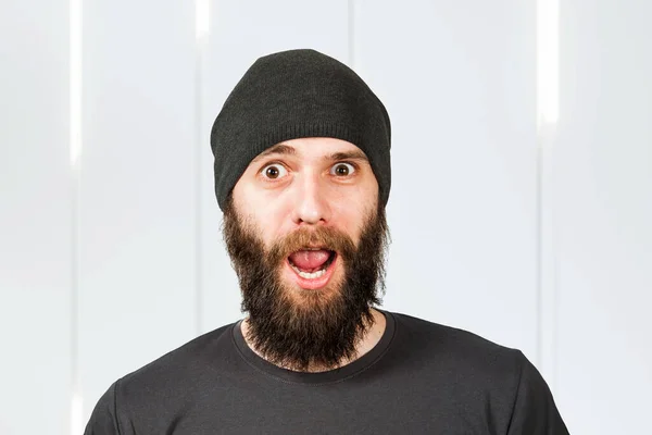 Desgrenhado Engraçado Surpreendido Homem Com Longa Barba Chapéu Com Boca — Fotografia de Stock