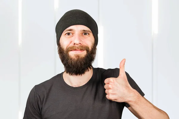 Молодий Бородатий Хлопець Капелюсі Посміхається Показує Великий Палець Вгору — стокове фото
