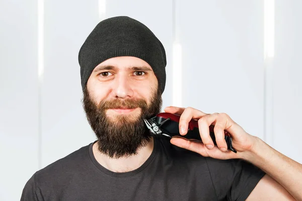 Joven Barbudo Con Sombrero Sujetar Trimmer Cortar Barba —  Fotos de Stock