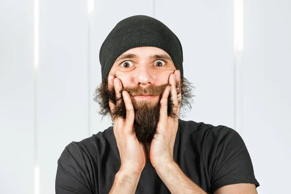 Divertido Barbudo Joven Tocar Peinar Barba —  Fotos de Stock