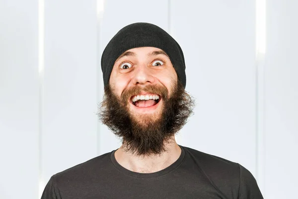 Joven Peludo Divertido Chico Feliz Con Barba Larga Sombrero Riendo —  Fotos de Stock