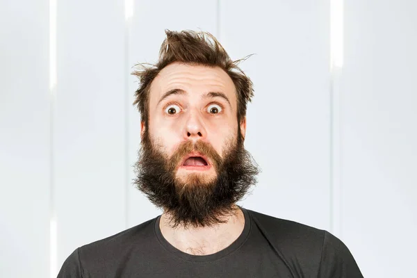 Portret Dziwak Brodaty Kudłaty Zaskoczony Człowiek Długimi Włosami Przed Fryzjerem — Zdjęcie stockowe