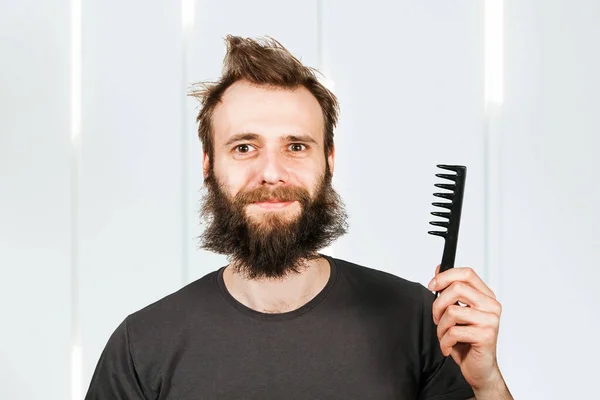 Een Jonge Man Met Een Baard Die Een Kam Vasthoudt — Stockfoto