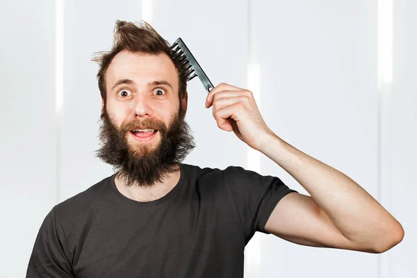 Молодий Бородатий Дорослий Чоловік Тримає Розчісувати Розчісувати Волосся Перукарні — стокове фото