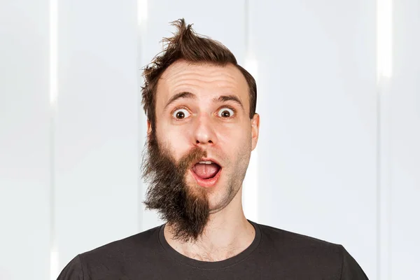 Hombre Con Barba Medio Afeitada Sorprendido Con Los Ojos Anchos — Foto de Stock