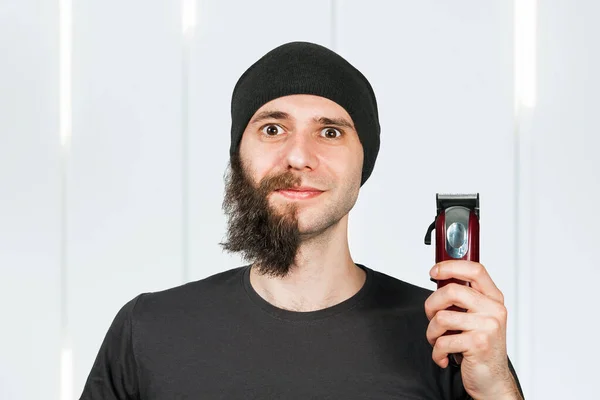 Před Půl Vlasy Pohledný Vousatý Muž Stříhá Vousy Stříháním — Stock fotografie