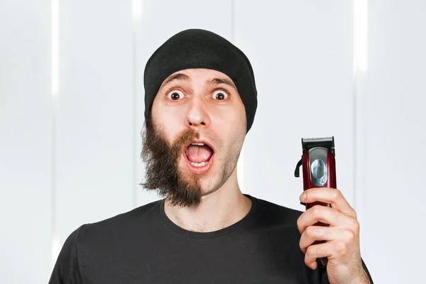 Після Половини Волосся Красивий Бородатий Чоловік Обрізає Бороду Тримером Невдача — стокове фото