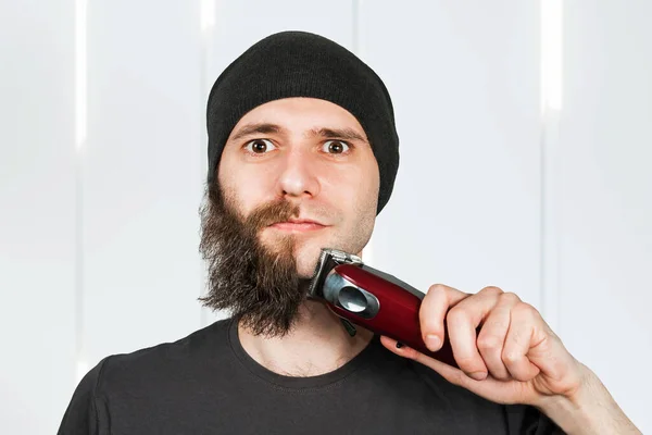 Після Половини Волосся Красивий Бородатий Чоловік Обрізає Бороду Тримером — стокове фото