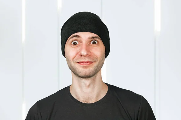 Feliz Sorrindo Bonito Homem Chapéu Olhando Para Câmera — Fotografia de Stock