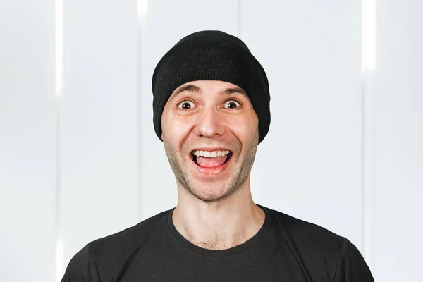 Feliz Sorrindo Bonito Homem Chapéu Olhando Para Câmera — Fotografia de Stock