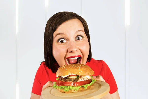Mladá Tlustá Žena Drží Hamburger Usmívá Otevřenými Ústy — Stock fotografie