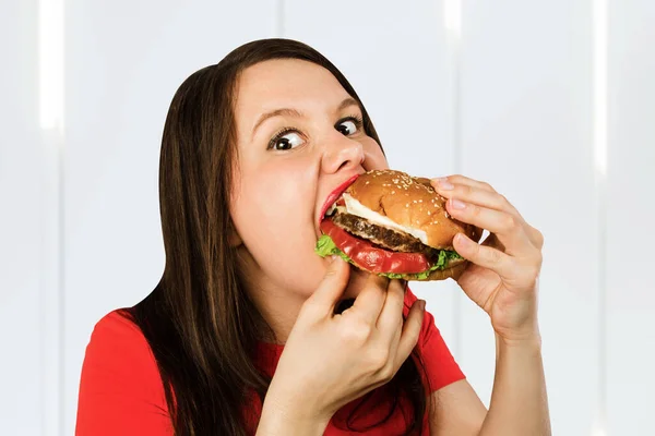 Jeune Femme Grosse Tient Hamburger Sourit Avec Bouche Ouverte — Photo