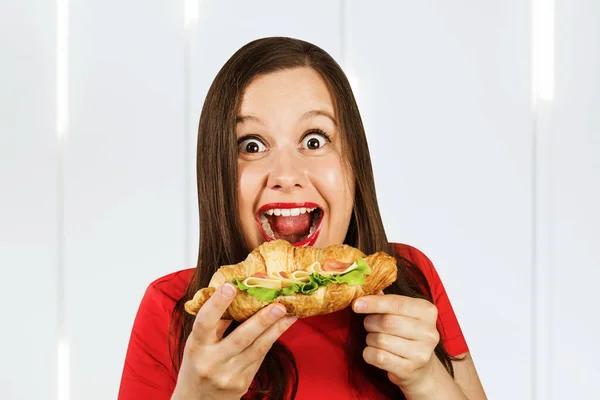 Ung Flicka Äter Croissant Smörgås Med Skinka Och Ost Snabbmat — Stockfoto