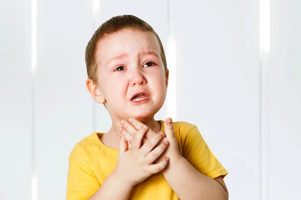 Gråtande Pojke Gul Skjorta Täcker Ansiktet Med Händer Och Skrik — Stockfoto