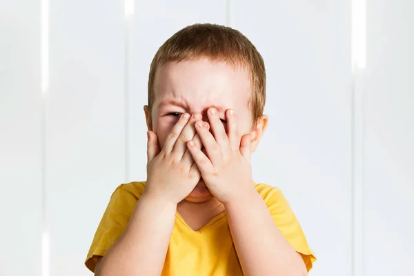Плаче Хлопчик Жовтій Сорочці Закриває Обличчя Руками Криками Сльозами — стокове фото