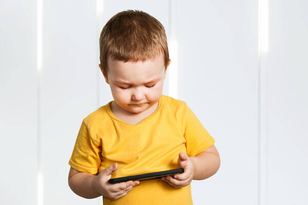 Портрет Бэби Бу 3 лет, держащий стол и играющий
.