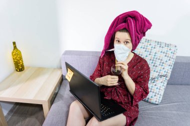 Gülümseyen genç kız videosu laptoptan arıyor. Mutlu kadın bilgisayar ekranına bakıyor web sitesi izliyor ya da görüntülü sohbet yapıyor..