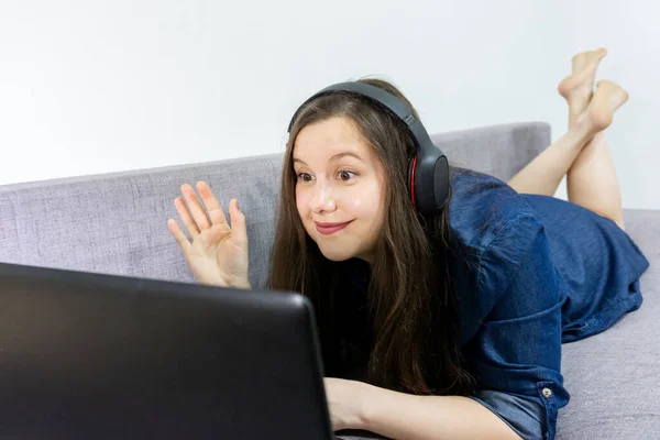 Estudiante Niña Usar Auriculares Estudio Línea Con Profesor Videollamada Feliz —  Fotos de Stock