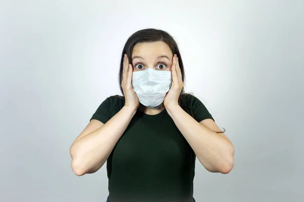 Tıbbi Maskeli Endişeli Ürkek Bir Kadın Corona Virüsü Ile Aralarındaki — Stok fotoğraf
