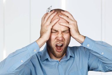 Adam antibiyotik, antidepresan ve ilaç alıyor. Genç adam hasta, baş ağrısı, stres ya da grip..