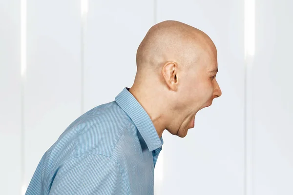 Retrato Agresivo Calvo Enojado Hombre Jefe Gritando Subordinado —  Fotos de Stock