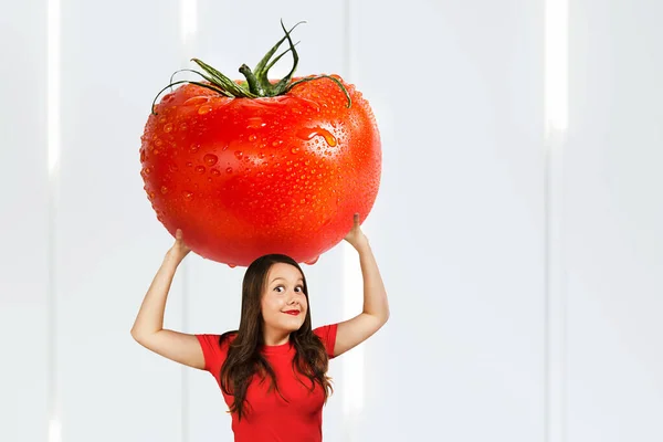 Fome Jovem Mulher Muito Engraçado Detém Enorme Grande Tomate Vermelho — Fotografia de Stock