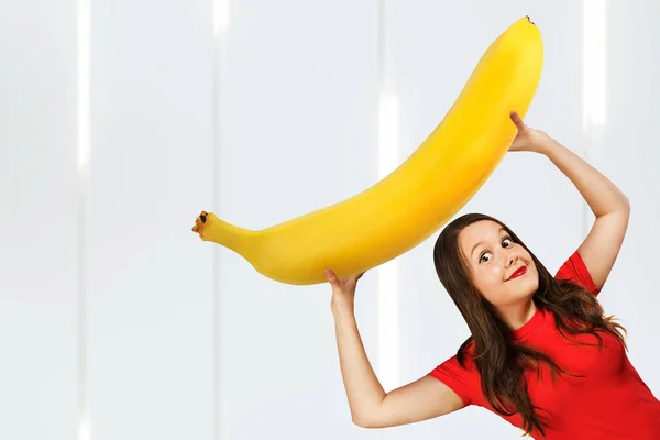 Joven Hambre Chica Bastante Divertida Sostiene Plátano Enorme Grande — Foto de Stock