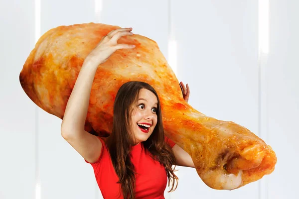 Młody Głód Dość Śmieszne Kobieta Trzyma Ogromny Duży Kurczak Duża — Zdjęcie stockowe