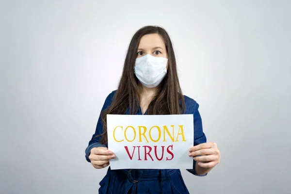 Woman Holding Sign Stay Home Lives Global Message Coronavirus Karanténa — Stock fotografie