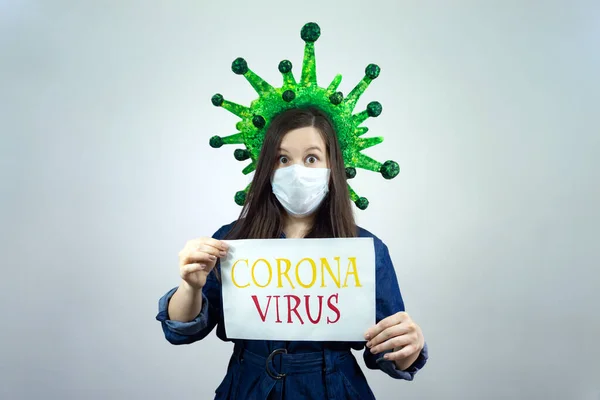 Mulher Segurando Sinal Fique Casa Salvar Vidas Mensagem Global Coronavírus — Fotografia de Stock