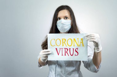 Covid19, koronavirüs, kadın doktor mesaj göster, virüsü kapmamak için tıbbi maske tak, beyaz önlük.