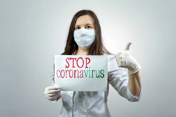 Covid19 Koronawirus Kobieta Lekarz Pokazać Kciuk Górę Nosić Maskę Medyczną — Zdjęcie stockowe