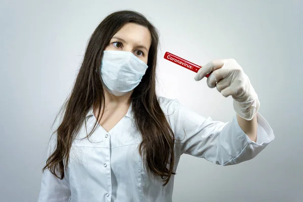 Covid 테스트를 혈액으로 시험관을 간호사 코로나 바이러스 2019 — 스톡 사진